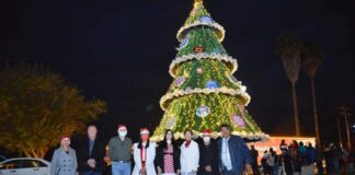Enciende Nataly García majestuoso Pino Navideño en Díaz Ordaz