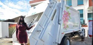 Entrega alcaldesa Camión recolector de basura en Díaz Ordaz