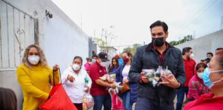 Atiende Presidente Municipal Carlos Peña Ortiz, a los habitantes de la colonia Constitución.