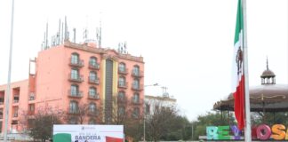 Celebran honores en conmemoración del Día de la Bandera Mexicana.