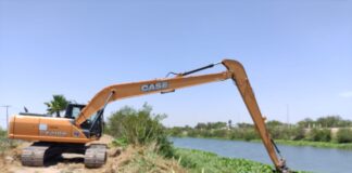 Continúa Ayuntamiento de Reynosa trabajando en remoción del lirio acuático del canal Anzalduas