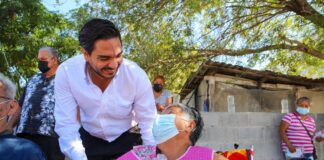 Reciben habitantes de la colonia Emiliano Zapata beneficios del programa DIF Contigo.