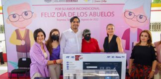 Festejó Carlos Peña Ortiz a Abuelitos del DIF