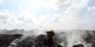 Enfrenta Protección Civil incendio de basurero Las Calabazas.