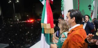 Acompañan 25,000 personas a Carlos Peña Ortiz en Grito de Independencia