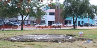 Continúan trabajos de rehabilitación de la Plaza de la República.