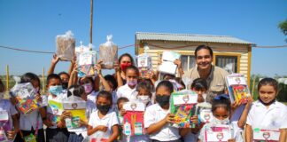 Reciben alumnos útiles escolares con gran alegría