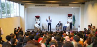 Escucha y atiende Carlos Peña Ortiz a universitarios del IIES