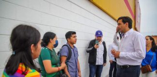 Entrega Carlos Peña Ortiz folios para Becas en colonias y supermercados