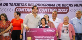 Continúa Presidente Carlos Peña Ortiz entregando Becas Municipales