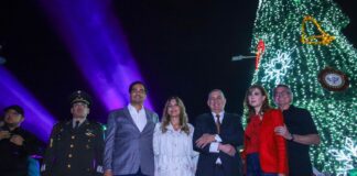 Acompañado por más de 7 Mil reynosenses el Alcalde Carlos Peña Ortiz encendió el Pino de Navidad